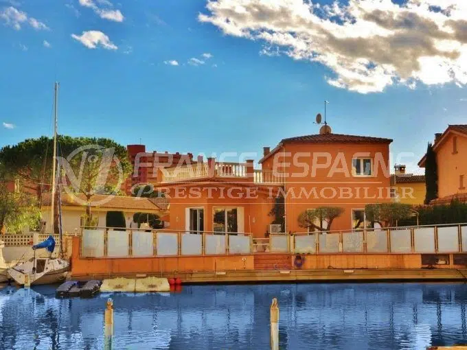 maison-avec-anneau-amarre-roses-vente-1761921839-VM306_1_original