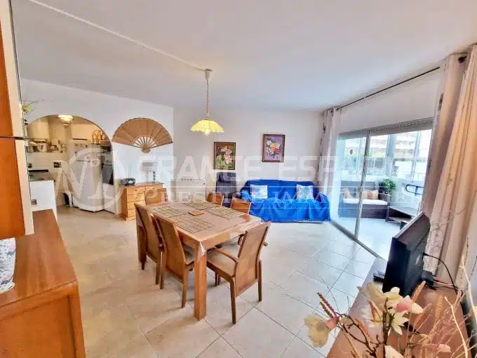 appartement a vendre rosas, petite vue mer, parking privé, plage et commerces à 100 m