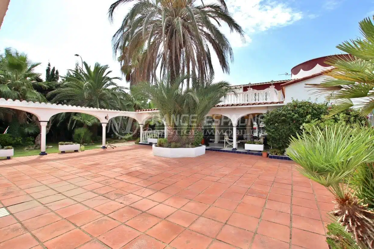 maison à vendre empuriabrava, proche plage, cour intérieure arborée 