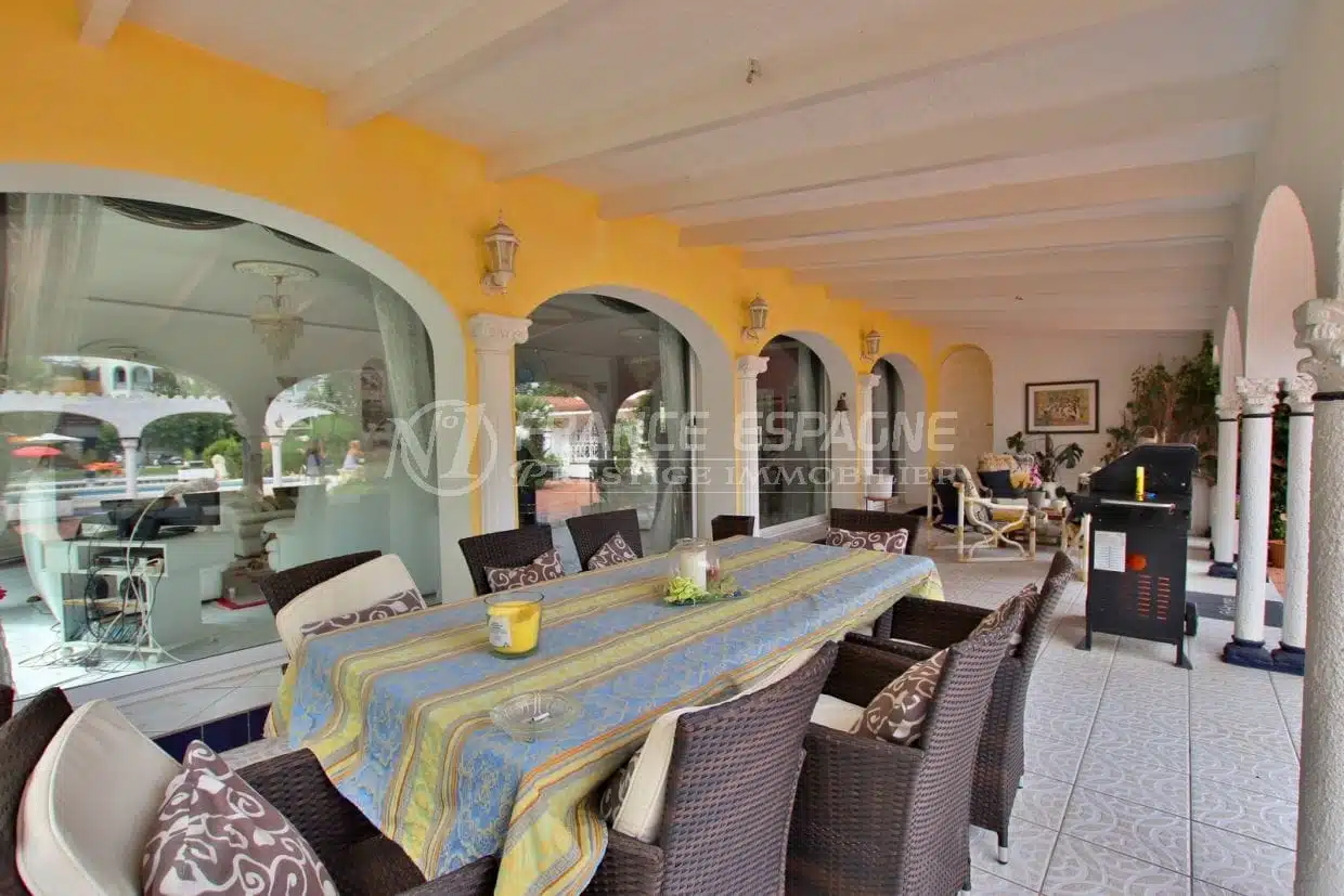 maison a vendre espagne, proche plage, grande terrasse couverte coin détente et repas avec bbq 