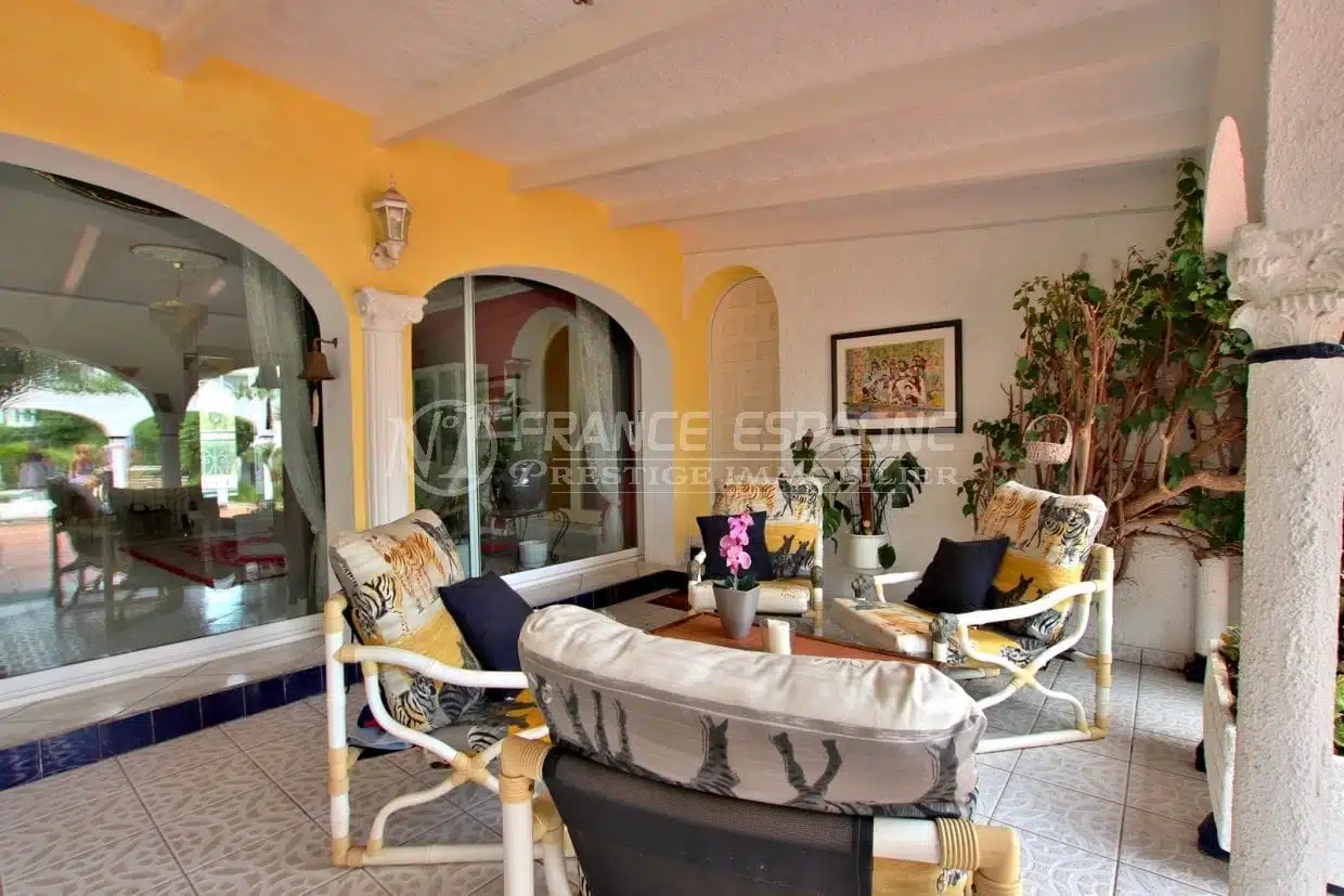 agence empuriabrava: villa 544 m², coin détente sur la terrasse accès salon