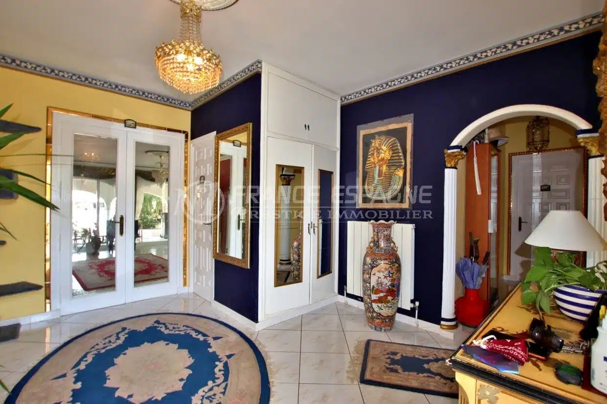 la costa brava: villa 544 m², porte et hall d'entrée qui dessert les autres pièces