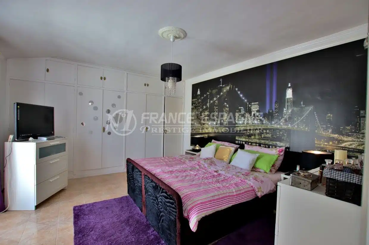 vente maison empuriabrava avec amarre, vue canal, chambre 1 avec lit double et placards