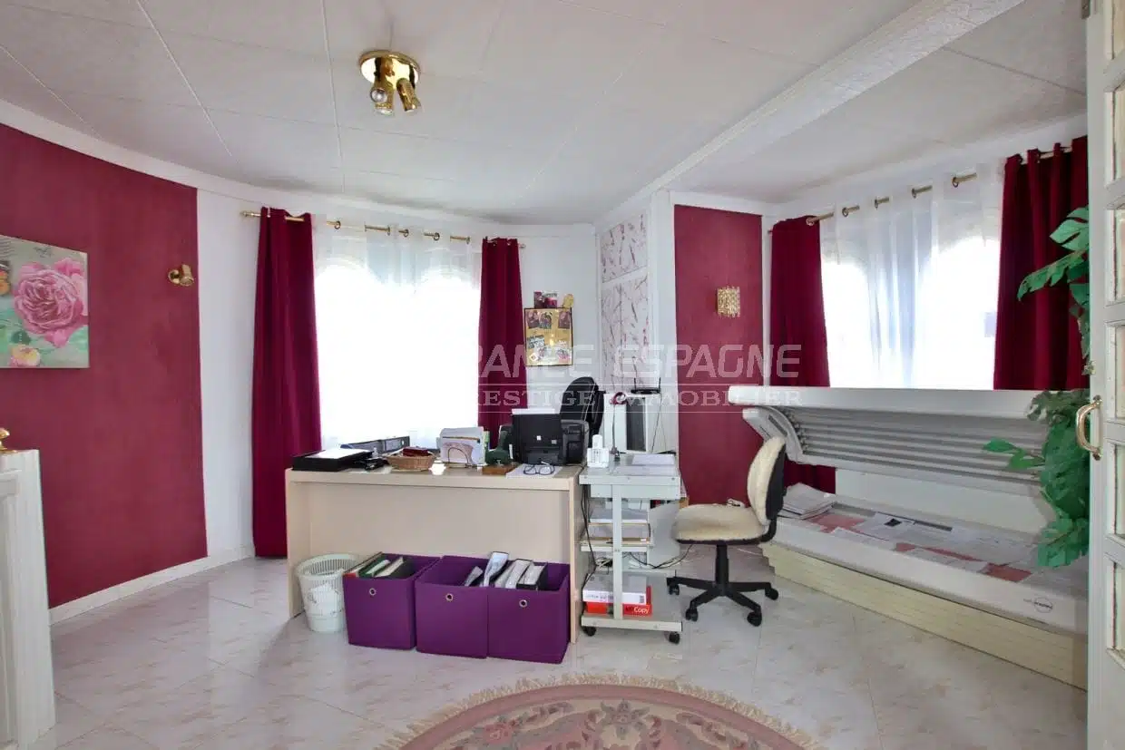 achat maison costa brava, piscine, aperçu du bureau avec rangements
