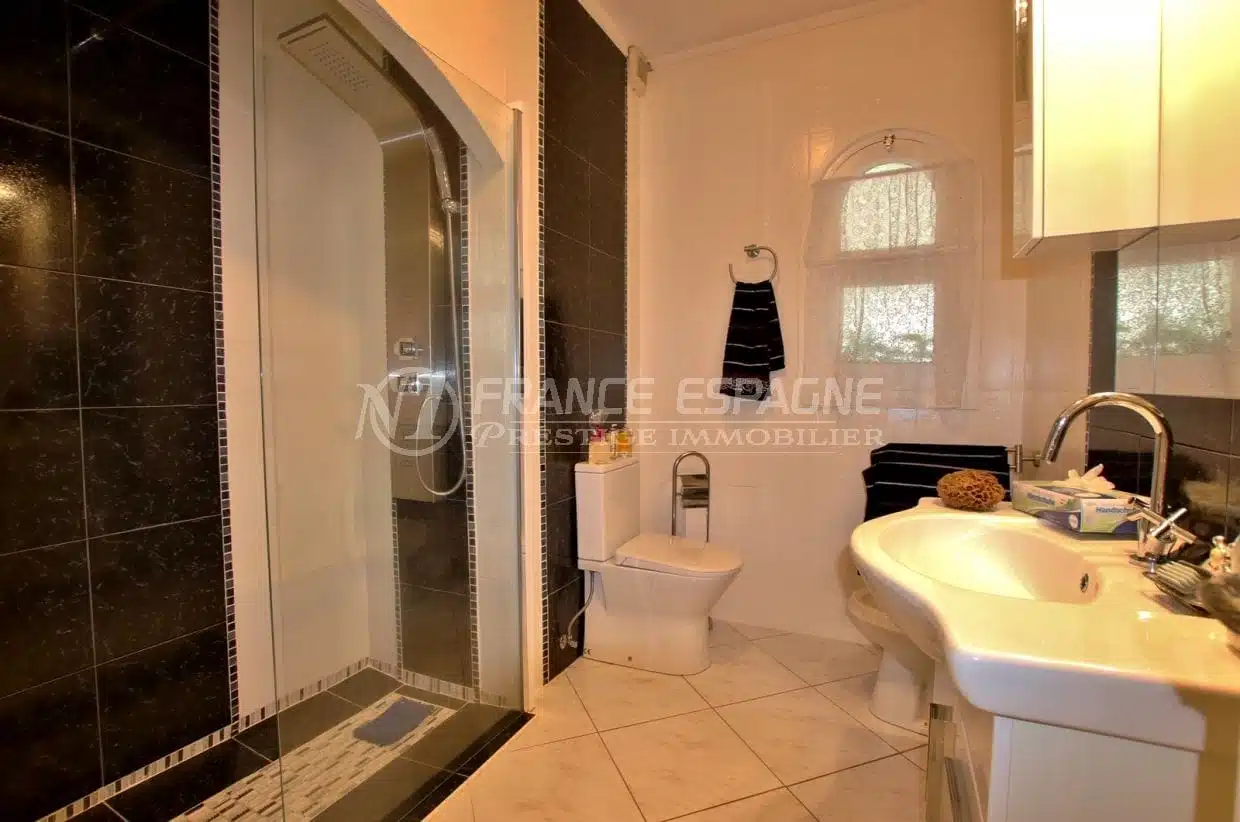 vente maison costa brava, amarre, première salle d'eau avec douche italienne, vasque et wc
