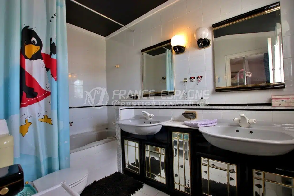 empuriabrava vente maison avec amarre,  vue canal, deuxième salle de bains avec double vasque et wc