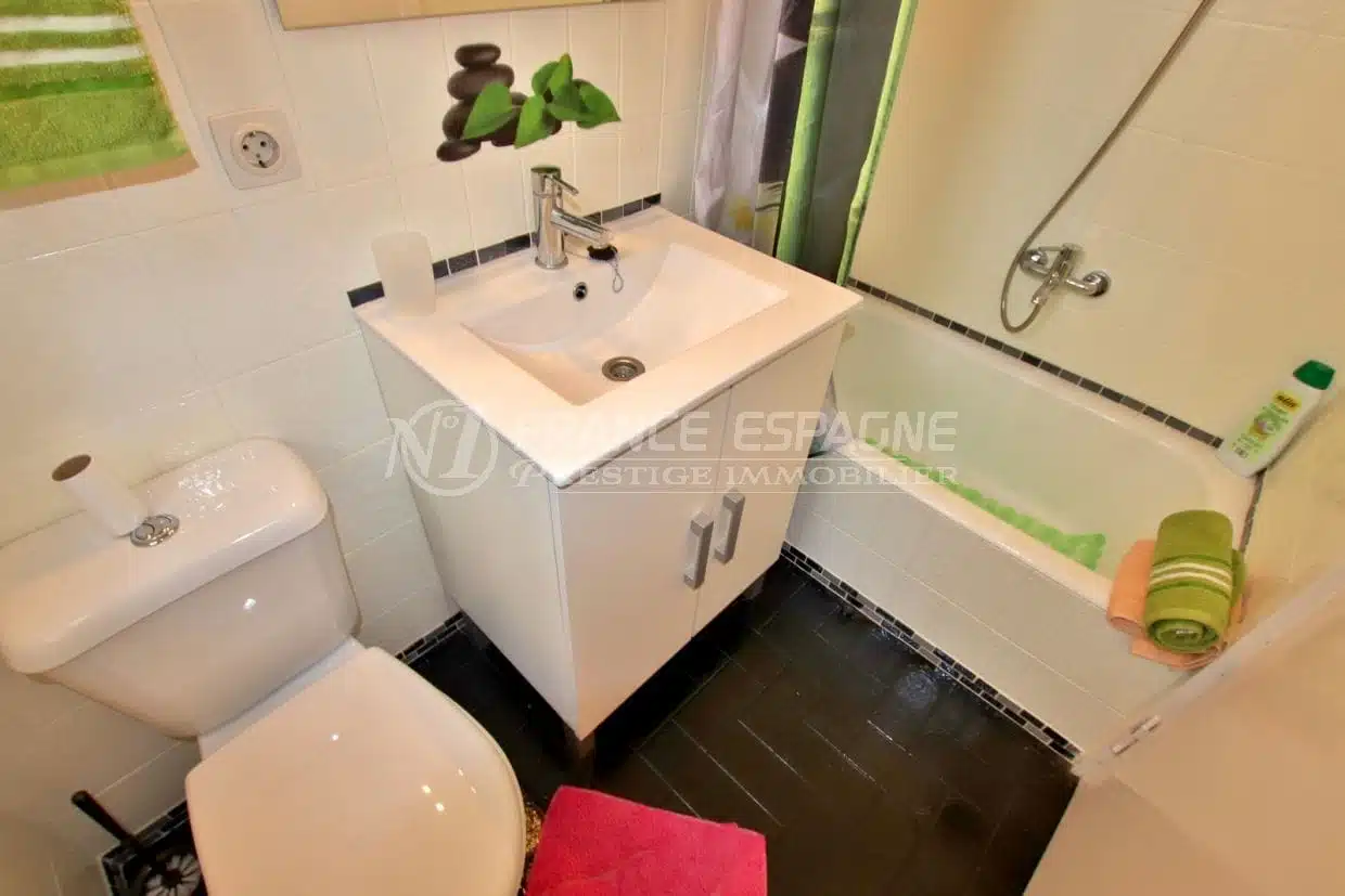maison costa brava, empuriabrava, troisième salle de bains avec baignoire, vasque et wc