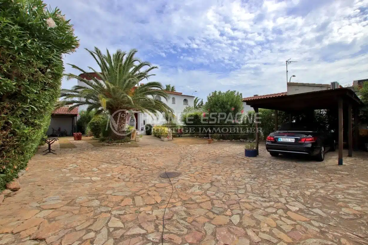 costa brava immobilier: villa 544 m², terrain de 1715 m² avec cour intérieure parking voitures