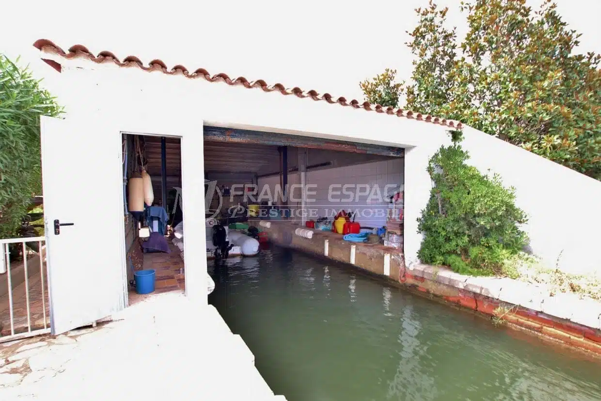 achat maison costa brava bord de mer, grand canal, aperçu de l'accès au garage à bâteaux