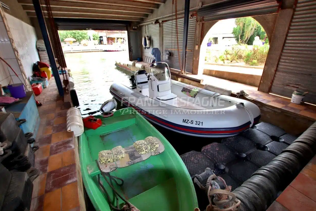 maison à vendre en espagne costa brava, amarre, garage pour bâteaux avec rangements