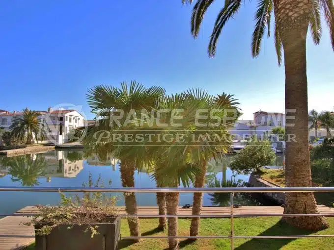 maison a vendre empuriabrava, piscine, vue sur le grand canal amarre de 14 m