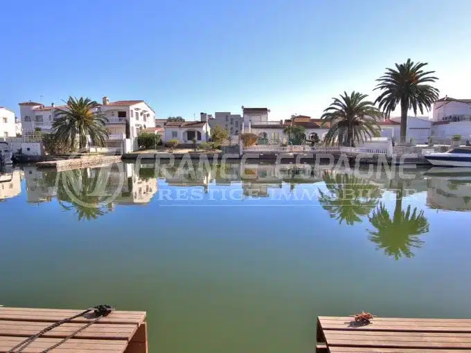 maison empuriabrava, garage, amarre de 14 m qui donne sur le grand canal