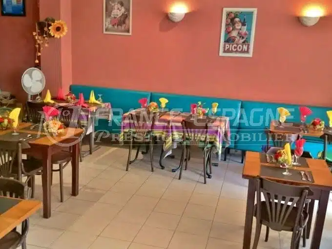 roses espagne: commerce 141 m², restaurant avec licence terrasse, centre ville de roses, proche plage