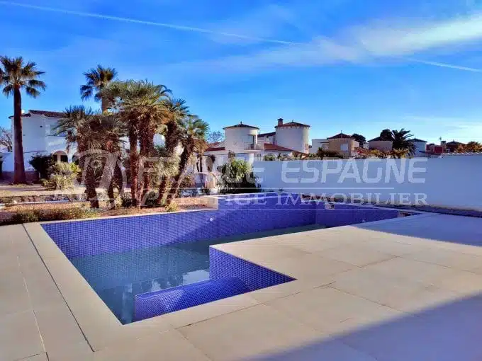 maison a vendre empuria brava, villa 200 m² avc amarre, piscine et douche extérieure