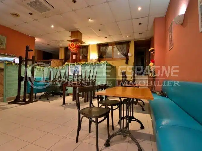 agence immobilière roses: commerce restaurant 141 m², salle principale, climatisation