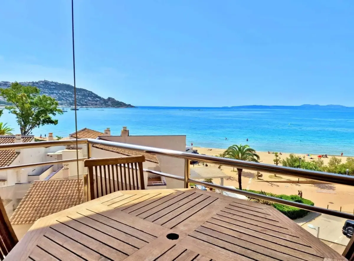 appartement a vendre rosas, 3 pièces 61 m², 1er linge, exposition sud, plage 20m