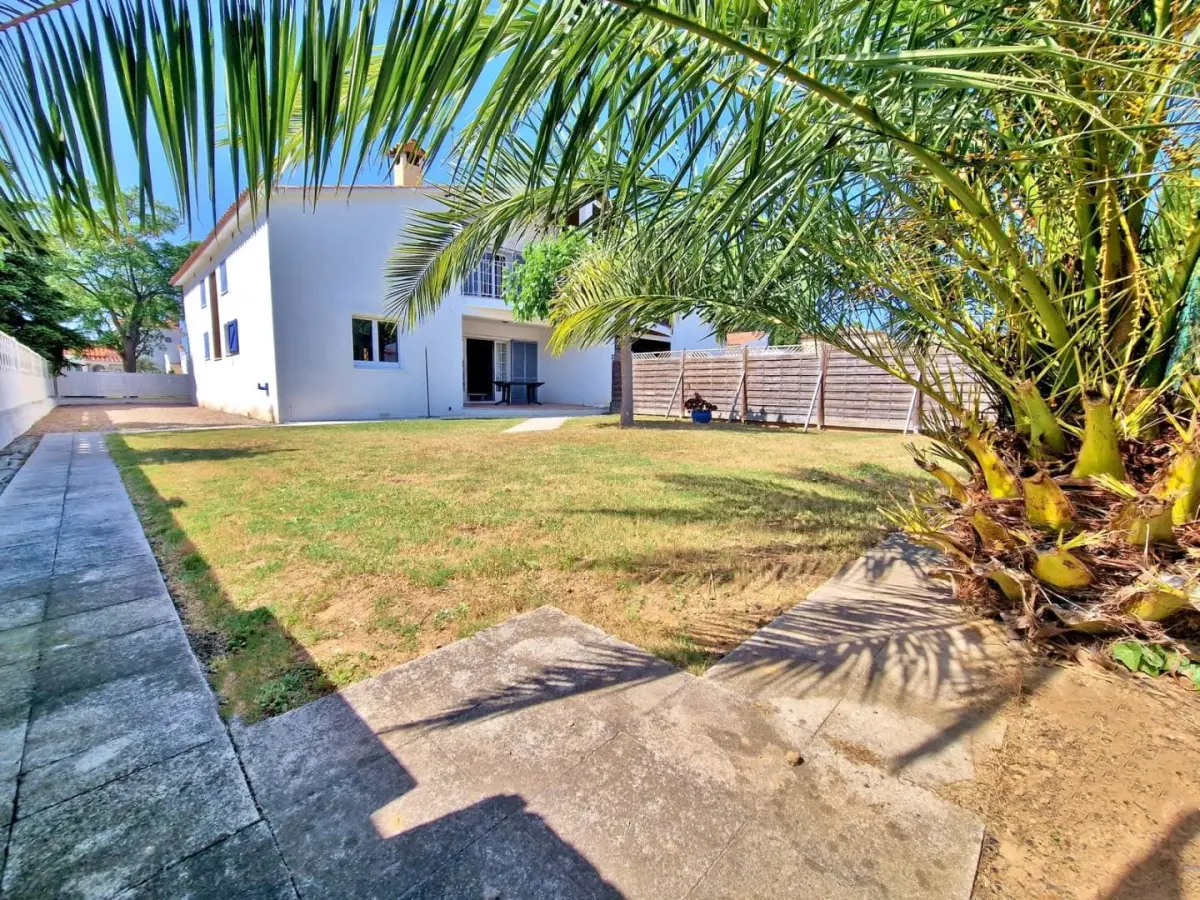 Immobilien Empuria Brava: 6-Zimmer-Villa 196 m², schöner Garten mit Poolmöglichkeit