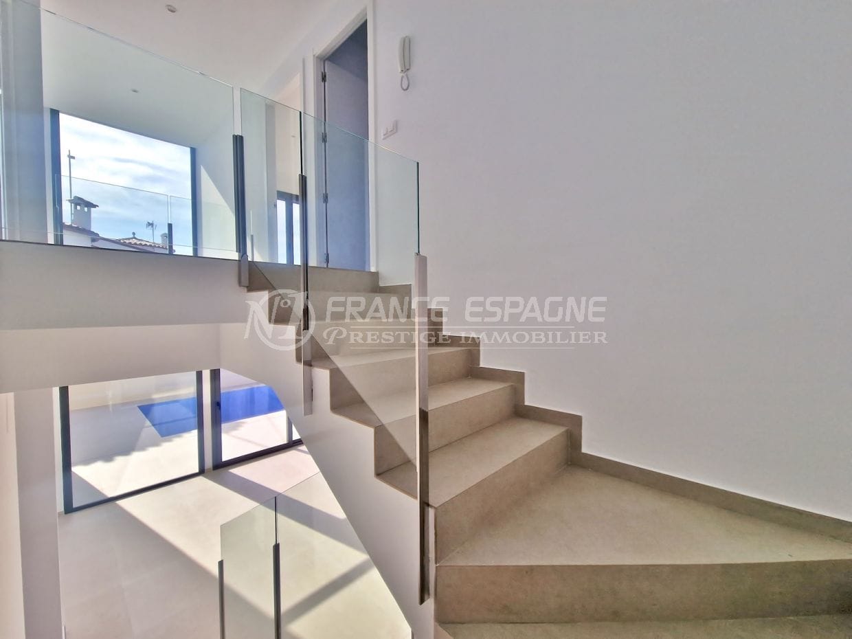 vente empuriabrava: villa 5 pièces nouvelle construction 166 m2, escaliers