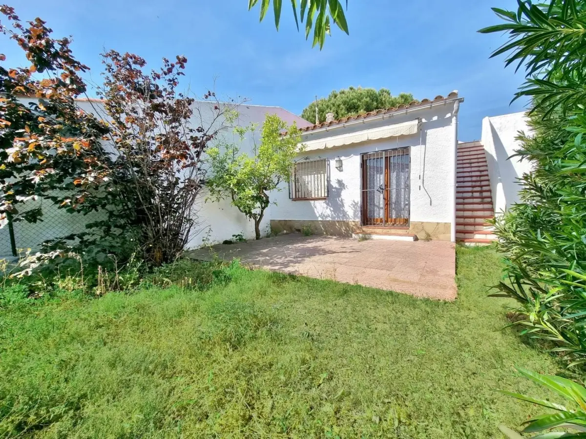 immobilien empuria brava: 3-Zimmer-Villa auf einer Ebene 74 m², Garten und Solarium