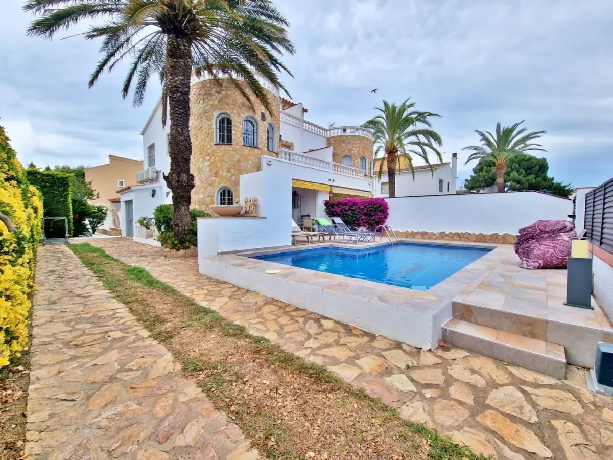 Immobilien Empuria Brava: 5-Zimmer-Villa mit Pool 137 m², renoviert, Strand 250m